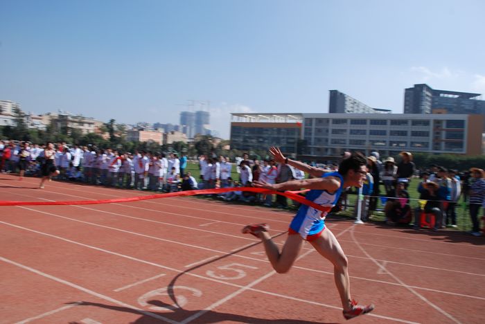 冲线的一霎那  高一12班钱瑞桓摄-摄影社