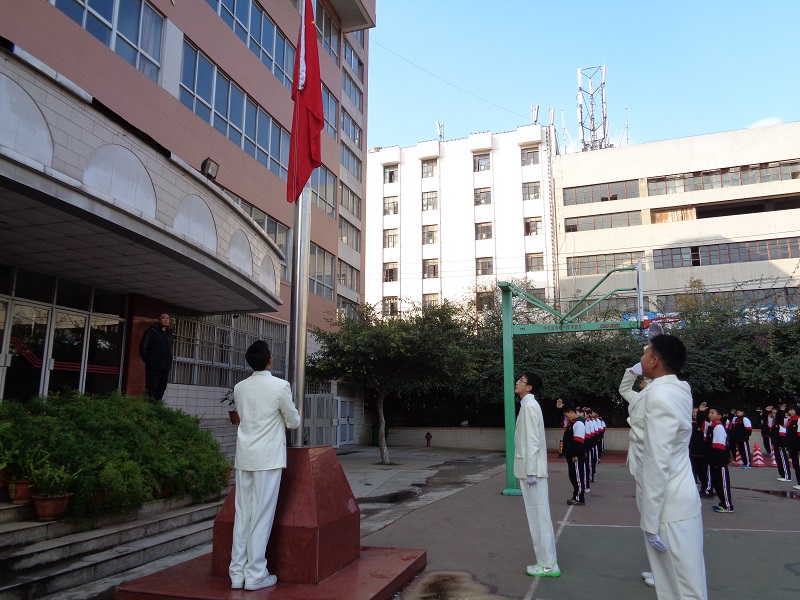 昆八中外国语实验学校升旗仪式